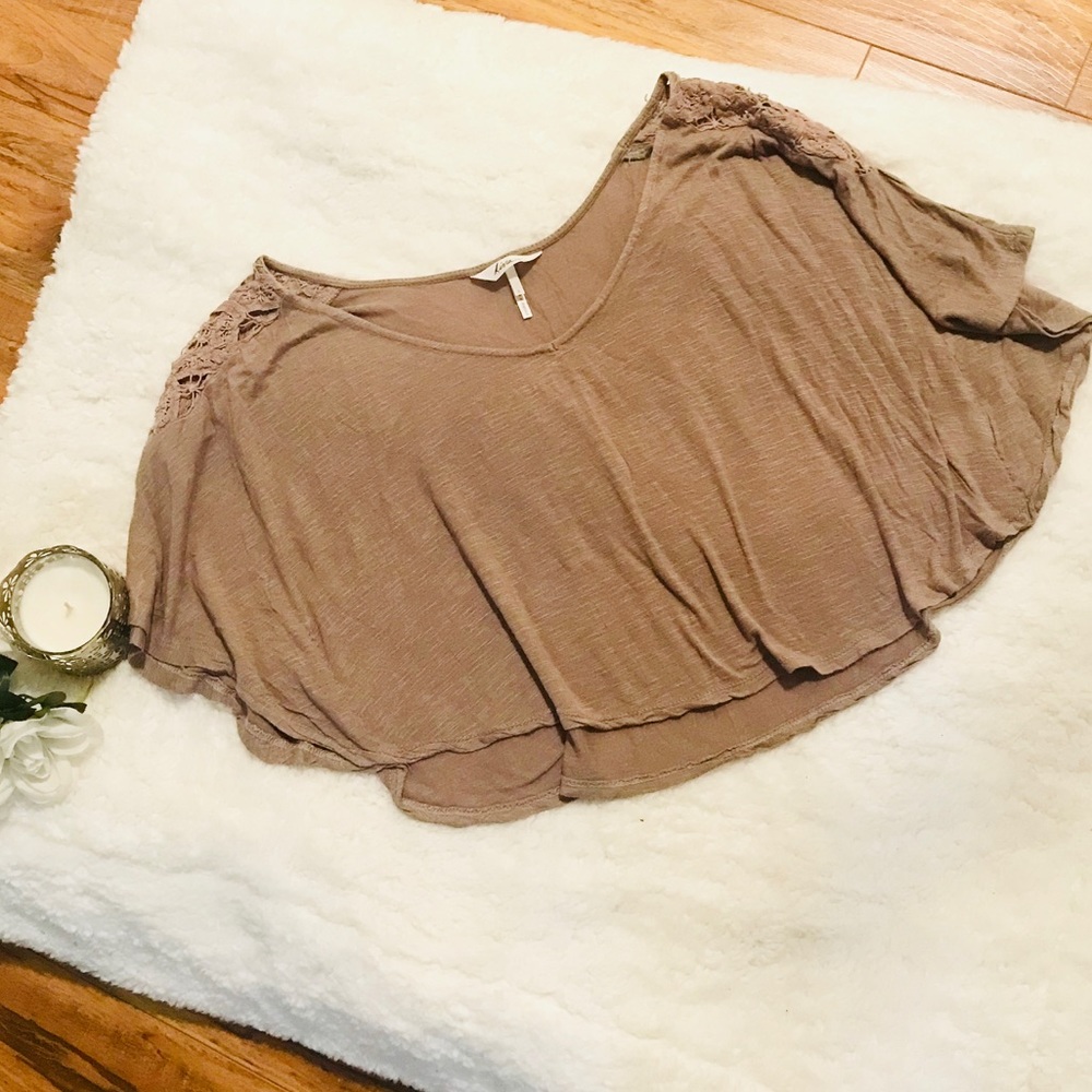 🎄 4/$25 Kirra Tan Lace Shoulder Crop Top